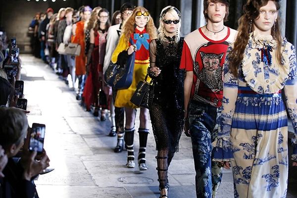 Gucci 2017 早春時裝秀，向英國歷史與美學致敬