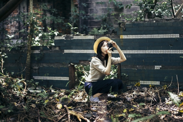 六月封面｜在廢墟中用力地活著：攝影師 Sherry 黃亦晨