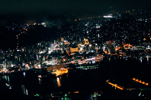 煤渣、鋼屑、霧色：長崎隨想曲