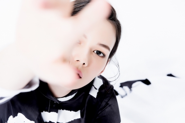 董陽孜時尚藝術展|紀培慧跨刀 APUJAN《線的進行曲》舞動水墨線條