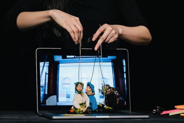 以多媒材創造幻覺,在怪異醜陋裡尋找人性:澳門偶戲藝術家林婷婷
