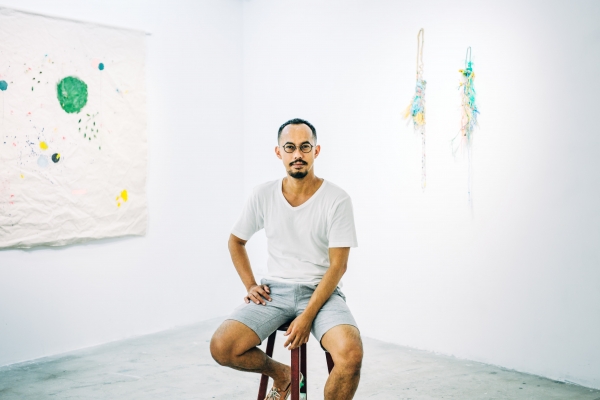 印尼藝術家 Ari Bayuaji 《天堂島》：珠寶與垃圾，都是記憶的禮物