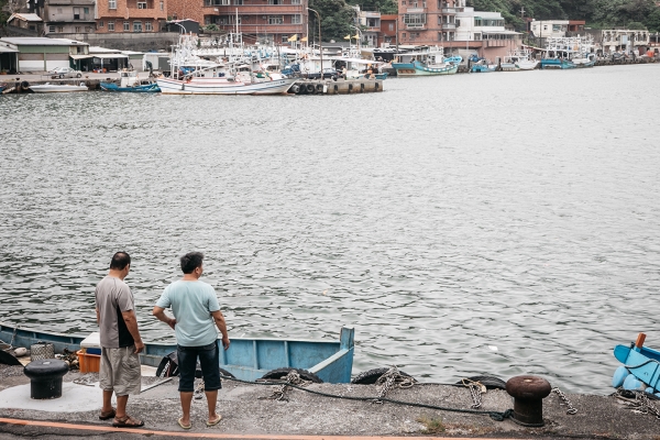 島嶼特有種|浪上撲火,以原生漁法堅持島民精神:金山磺港蹦火仔