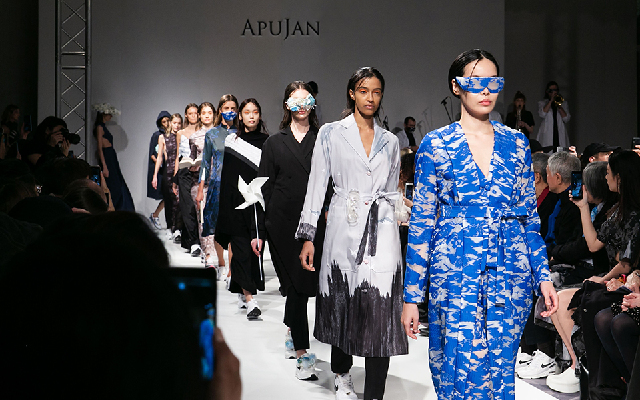 天上的雲都是機器做的:倫敦時裝周,APUJAN「雲的製造所」