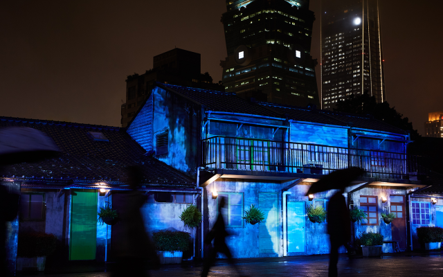 打上燈光,四四南村的過去顯影:〈村光44 fragments〉裡的巨龍與手榴彈