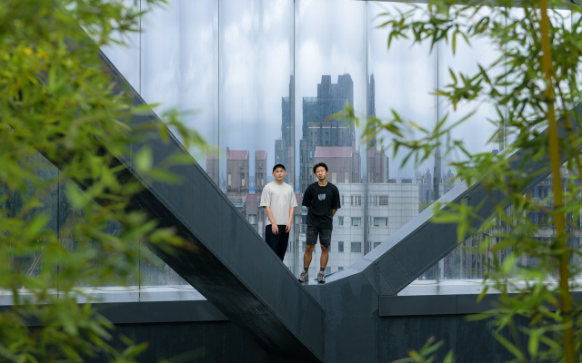 現在，你可以起身走動了──專訪陳煜典 ╳ 范承宗《脫殼》，走近一隻龍蝦的痛覺與永生